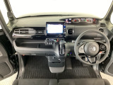 【前方視界】開放的な前方視界!運転がしやすく疲れにくいです♪窓が大きく、見通しがとっても良いおクルマですよ♪