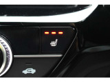 運転席&助手席シートヒーター。シートを素早く温め、寒い日の運転も快適。3段階で温度調節が可能。