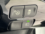 後方の状況を画面で確認できるので、狭い場所での駐車や車庫入れも安心です。安全な運転をサポートする頼もしい機能です。