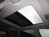サンルーフ付きです。昼は気持ちよい風を取り入れたり、シェードを開けておくことにより車内が明るくなります。夜はシートを倒せば流れ星が流れたり星がたくさん見えるかも・・わくわくする装備ですね!