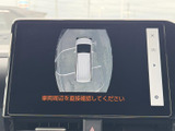 狭い場所での駐車も安心。後方の状況をクリアに確認できるので、安全な運転をサポートします。