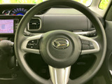 手に馴染むステアリング形状。運転操作をスムーズに行えます。オーディオスイッチ等も配置され、直感的な操作が可能です。