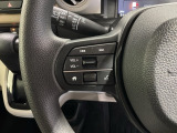 ステアリングにオーディオ操作スイッチが付いています。オーディオ画面に直接タッチしなくても操作が出来ますので、運転に集中できます。