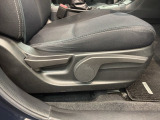 シートハイトアジャスターが付いているので運転姿勢を調整するのに便利ですね。身長に合ったシートポジションは安全運転や疲労軽減にもつながります。