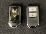 スマートキーを装備しています。鍵を差し込むことなくドアロックの開け閉めと、スタートボタン操作でのエンジンスタートができます。スペアキーも同じものを用意しております。