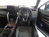 革巻きステアリングで快適な操作性の運転席です。