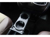 【カップホルダー】缶ジュースやペットボトルなどを置いたり、ちょっとした小物入れにもなります。