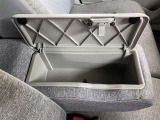 センタコンソール付き車両です。小物の収納が出来て、上に上げるとフロントシ-トがベンチシ-トになります。