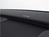【harman/kardon】5つのスピーカーを内蔵したサウンドバーにより、ドライバーを包み込む音場を実現しました。また、洗練されたミニマルデザインは、キャビンをスタイリッシュに彩ります。