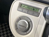 【オートエアコン】一度お好みの温度に設定すれば、車内の温度を検知し風量や温度を自動で調整。暑い&hellip;寒い&hellip;と何度もスイッチ操作をする必要はありません。快適な車内空間には必須の機能ですね♪