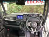 まぶしい日差しをやわらげる、青色のハーフシェイドフロントウィンドウがついています。また、プラズマクラスター技術搭載フルオートエアコンで快適です。