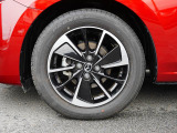 標準装備の純正16インチアルミホイール。タイヤサイズは185/60R16です。