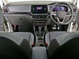 シンプルなデザインで視認性の高いインパネです。スイッチ類も大きく運転しながらの操作性も高い造りとなっています。