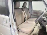 使いやすく安全な操作性と、良好な視界を実現した運転席!前席での移動がスムースなウォークスルー!