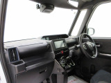 ダイハツのお店では、ダイハツ車を知り尽くしたプロフェッショナルが、専用の診断機器を使って各システムを点検しております。