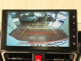 【バックカメラ】 駐車時に車両後方の様子を見ることができるので、運転の不安を軽くします。