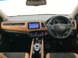 車内は光触媒抗菌消臭施工済です。インパネ周りはスタイリッシュなデザインで機能や装備も充実しています。グローブボックスやカップホルダーのほかにトレーなどたくさんの収納スペースが付いています。