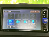 多彩な機能を一台に集約したモニターが、ドライブをより快適に演出。音楽やナビ、車両情報まで、指先ひとつで操作可能です。