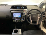 運転席周りのレイアウトをご覧ください。ナビゲーションが綺麗に装着されすっきり収まってますね!
