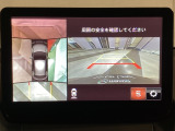 狭い場所での駐車やすれ違いなどでより的確な運転操作に役立つ360&deg;ビューモニターが装備されています。