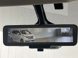 【インテリジェント ルームミラー】車両後方のカメラ映像をミラー面に映し出すので、車内の状況や、天候などに影響されずいつでもクリアな後方視界が得られます!