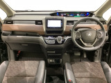 車内は光触媒抗菌消臭施工済です。スタイリッシュなデザインで暖かみのあるインパネ周りを演出します。グローブボックスやカップホルダーのほかにトレーなどたくさんの収納スペースが装備されています。