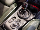 純正ナビです。とても使いやすく、Bluetooth&USBオーディオインターフェイスで、電話も音楽も楽しめます。