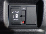 運転席からもスライドドアを楽々操作でスピーディーに!またスマートキーでも開閉できるので便利です。