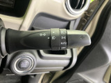 操作しやすい位置に配置されたウインカーレバー。スムーズな操作感で、安全な車線変更をサポートします。直感的な操作で、運転に集中できます。
