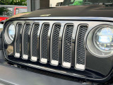 この7本の縦スリットがオフロード感を演出し、Jeepらしさを際立たせています。
