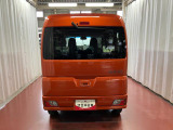 跳ね上げ式バックドアなので、雨天時の荷物の出し入れの際も濡れにくいです。