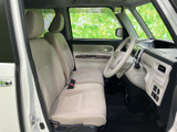 明るく開放感のある室内空間。ドライバーの視界を確保し、快適な運転をサポートします。シートの素材感も上質で、心地良いドライブを楽しめます。