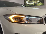 BMWの伝統の丸目4灯ヘッドライトでございます。LEDライトで視認性もよく明るく安全性の向上につながります。