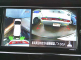 空から見下ろすような視点で、スムーズな駐車と安全確認をサポートする「アラウンドビューモニター」付です。