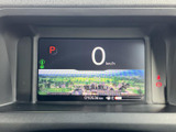 見やすいデジタルメーターで、運転状況をひと目で確認できます。情報はシンプルに整理され、運転に集中しやすい環境です。