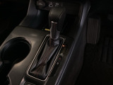 CVT車のセレクトレバーです。低速から高速まで、変速ショックのないスムーズな走りを実現するとともに、エンジン効率のよい領域を維持することで燃費にも貢献します。