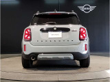 後ろからみても直ぐにMINIだとわかる丸みを帯びたデザインでございます。