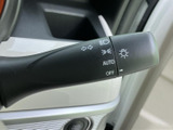 操作しやすい位置に配置されたレバーで、安全確認をスムーズに。オートリターン機能も搭載されており、操作ミスを防ぎます。