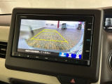 リバースギアに入れるだけで後方の表示へ切り替わります。夜間や雨の日の駐車も楽になりますよ。