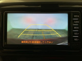 【バックカメラ】運転が苦手な方も車庫入れラクラクです!ギアをリバースに入れれば自動的に切り換わりますので、面倒な操作は不要です♪狭い駐車場もお車を傷つけず安心ですね!