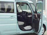 乗り込む前の高さ感や運転席まわりの雰囲気も確認できます。