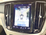 【360&deg;ビューカメラ】4台の高解像度カメラで360度の鳥瞰図を表示。隣の車や壁、死角にある障害物などを画面で確認できるため、狭いスペースでの駐車・出入りも安心です。