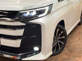 【LEDヘッドライト】悪天候や夜間走行時も良好な視界を確保し安心して運転できる高輝度LEDヘッドライトを装備!点灯速度が早く、消費電力も抑えられています。