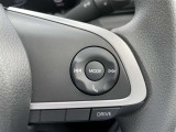 ハンドルから手を離さずに、オーディオの音量調整やチャンネル切り替え、ハンズフリー通話の操作が行えます。視線を逸らさずに直感的な操作ができるため、安全性と快適性を高める人気の装備です。