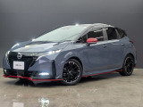 NISMO専用のエアロパーツとレッドアクセントがスポーティさを際立たせるフロントデザイン。情熱的な走りを予感させる走りのエアロスタイルです。