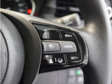 ◆アダプティブクルーズコントロール◆予め設定した車速内でクルマが自動的に加減速。前走車との適切な車間距離を維持しながら追従走行します。【LKAS】車線維持支援システムでステアリング操作を支援。