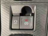 指先だけで簡単に操作が可能な電動パーキングブレーキを採用。「HOLD」スイッチを押すと、渋滞や信号待ちなどでブレーキペダルから足を離しても、ブレーキを保持するので安心です