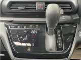 シフトレバーがステアリングに近く運転しやすく、足元もスッキリします