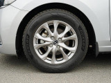 標準装備の純正15インチアルミホイール。タイヤサイズは185/65R15です。