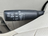 雨天時でもクリアな視界を確保。ワイパーレバーで簡単に操作できます。運転状況に合わせて調整し、安全運転をサポートします。